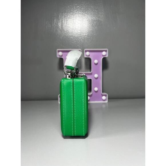 Brandon Blackwood
Slim Trunk
True Green Leather w/ Silver Hardware - Picture 4 of 8